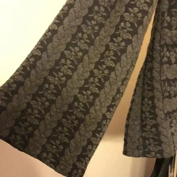 Great Cavalier short button up coat with two open front pockets. - Picture 5 of 8